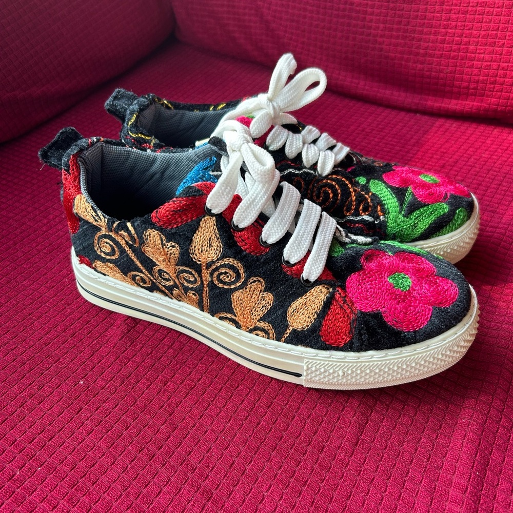 Floral Embroidered Sneakers new size 36
